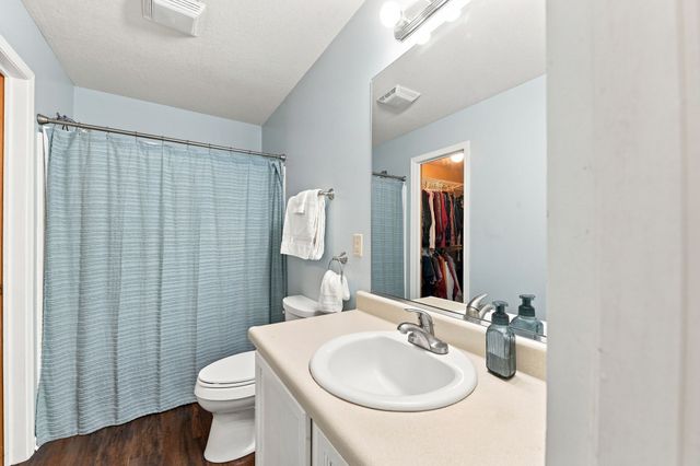 500 N Valley Drive 206, Des Moines, IA 50312