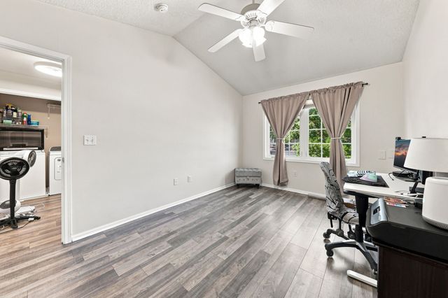 500 N Valley Drive 206, Des Moines, IA 50312