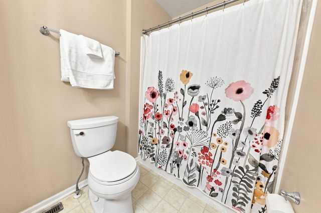 500 N Valley Drive 206, Des Moines, IA 50312