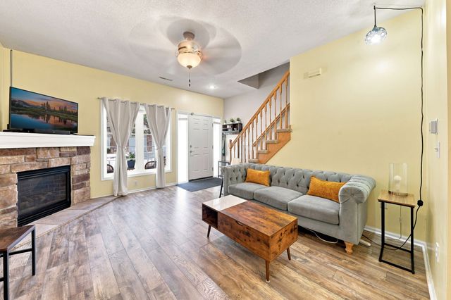 500 N Valley Drive 206, Des Moines, IA 50312