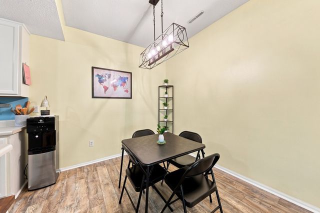 500 N Valley Drive 206, Des Moines, IA 50312