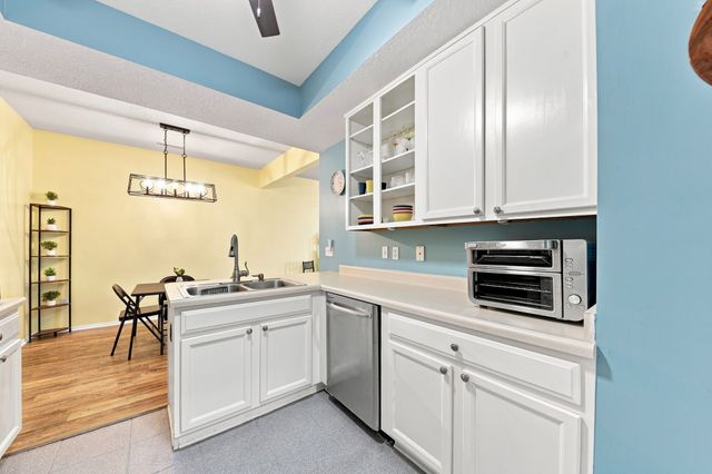 500 N Valley Drive 206, Des Moines, IA 50312