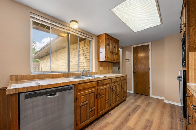 210 Iroquois Lane, Waxahachie, TX 75165