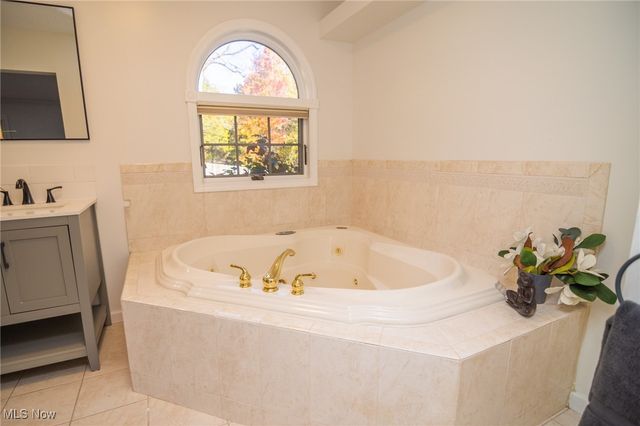 68305 Rolling Acres Drive, St Clairsville, OH 43950