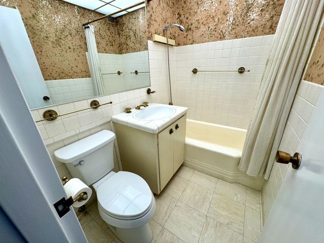 1585 Ridge Avenue 301, Evanston, IL 60201