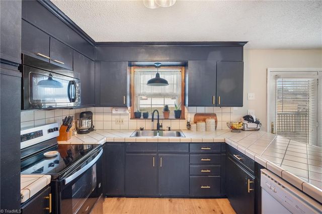 343 Pin Oak Drive, Clemmons, NC 27012