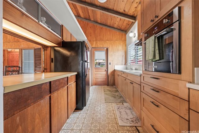 1360 Ala Puumalu Street, Honolulu, HI 96818