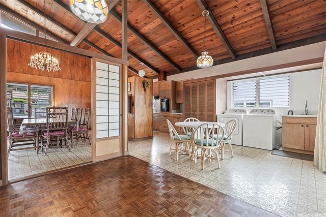 1360 Ala Puumalu Street, Honolulu, HI 96818