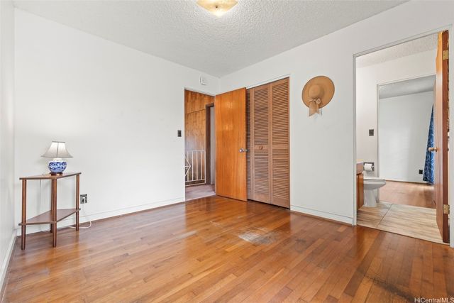 1360 Ala Puumalu Street, Honolulu, HI 96818