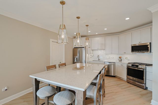 40 Prairie Park Drive 601, Wheeling, IL 60090