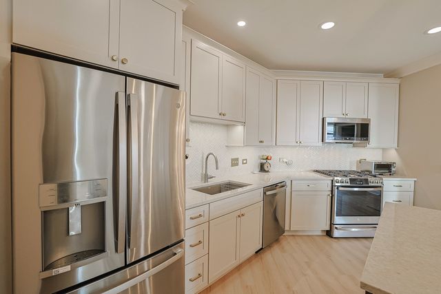 40 Prairie Park Drive 601, Wheeling, IL 60090