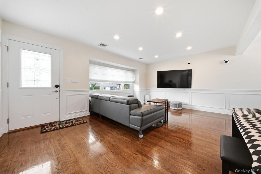 16 Spector Lane, Plainview, NY 11803 — photo 2