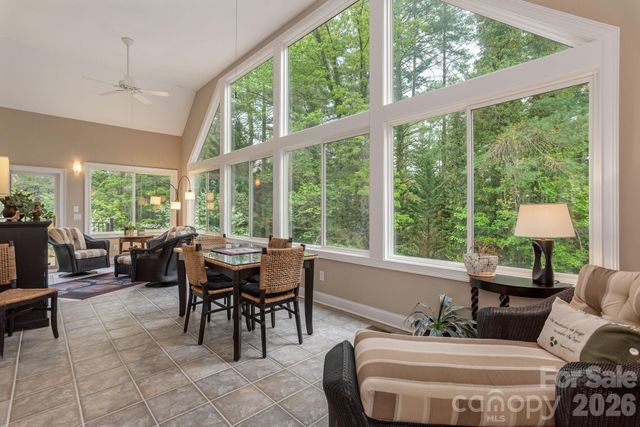 110 FOX CHASE Drive, Hendersonville, NC 28739