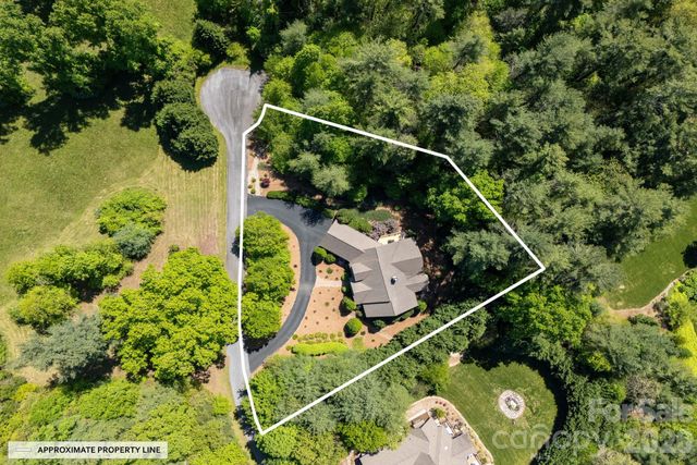 110 FOX CHASE Drive, Hendersonville, NC 28739