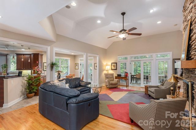 110 FOX CHASE Drive, Hendersonville, NC 28739