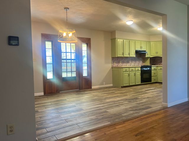 2330 S Delaware Avenue, Springfield, MO 65804