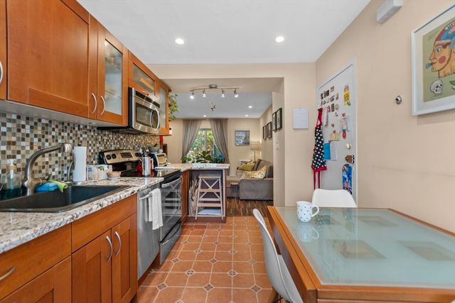 28 Westgate Rd 3, Boston, MA 02467