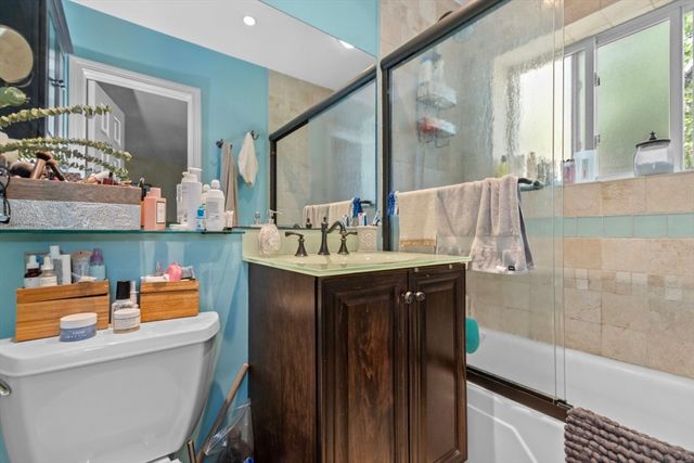 28 Westgate Rd 3, Boston, MA 02467