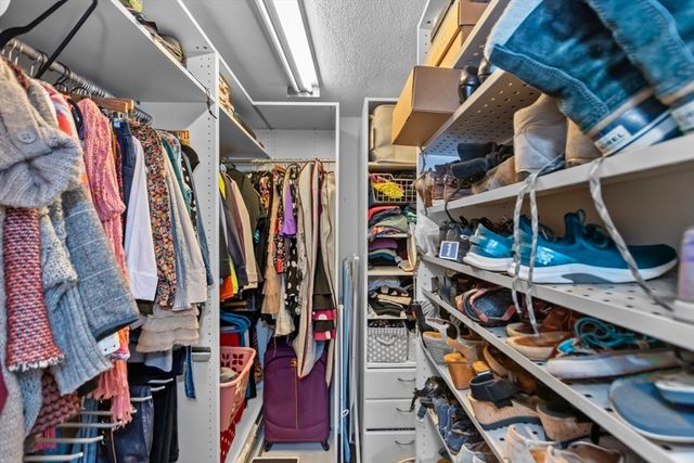 28 Westgate Rd 3, Boston, MA 02467