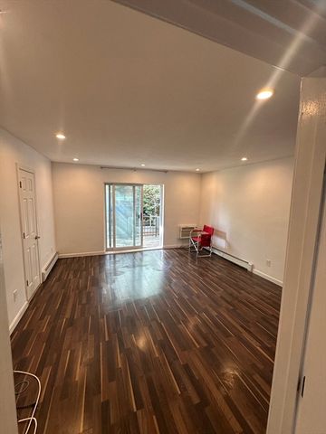 28 Westgate Rd 3, Boston, MA 02467