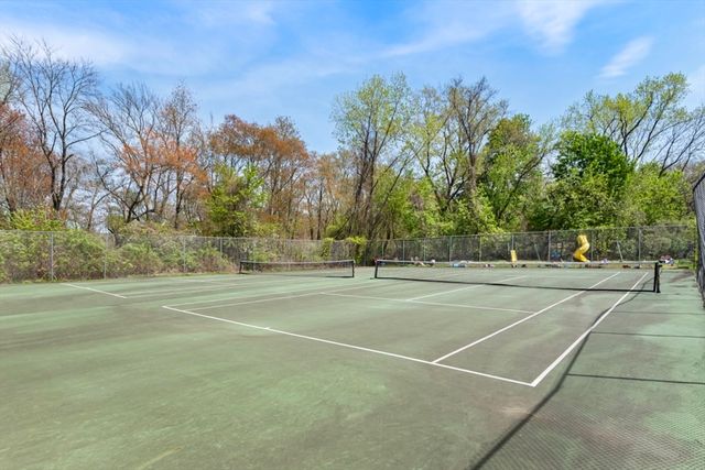 28 Westgate Rd 3, Boston, MA 02467