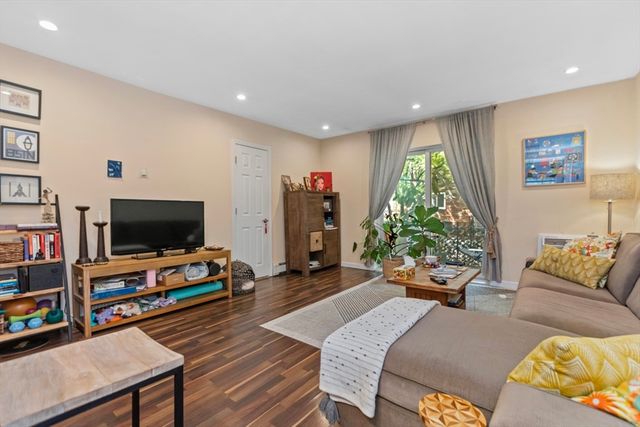 28 Westgate Rd 3, Boston, MA 02467