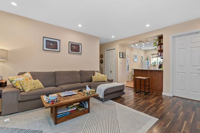 28 Westgate Rd 3, Boston, MA 02467