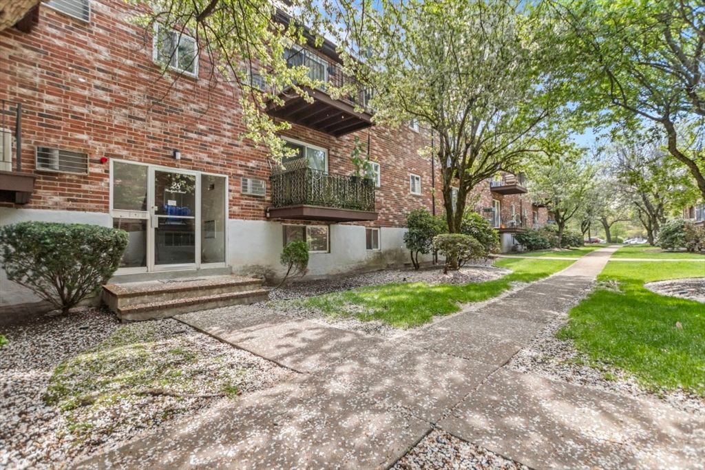 28 Westgate Rd 3, Boston, MA 02467
