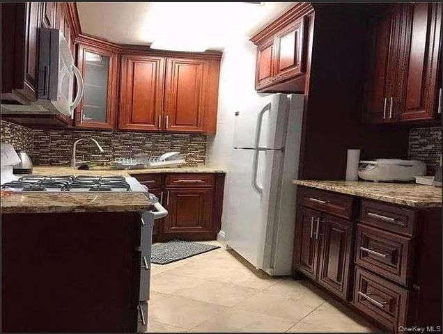 7 Bond Street 2C, Great Neck, NY 11021