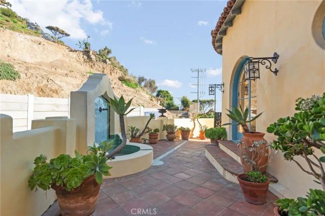 17501 Castellammare, Pacific Palisades, CA 90272