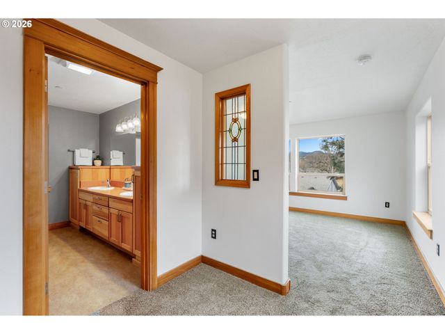 1510 Lincoln St, Hood River, OR 97031