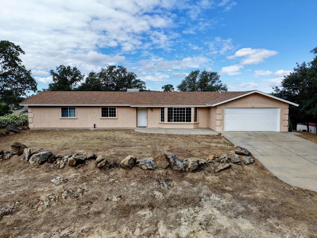 Image 1 of property listing at 30142 Revis Road, Coarsegold, CA 93614