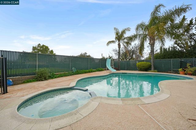 1833 Helena Dr, Concord, CA 94521