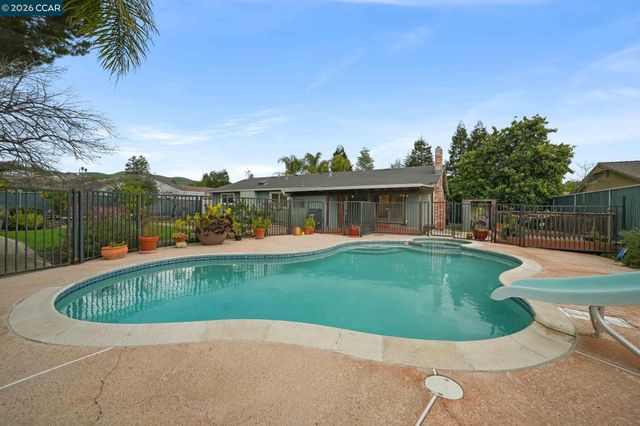 1833 Helena Dr, Concord, CA 94521
