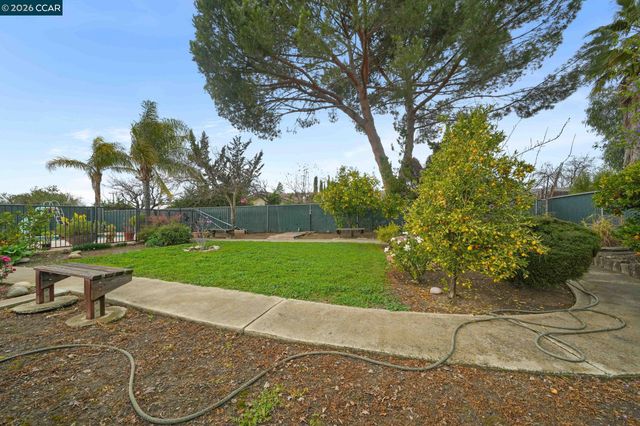 1833 Helena Dr, Concord, CA 94521