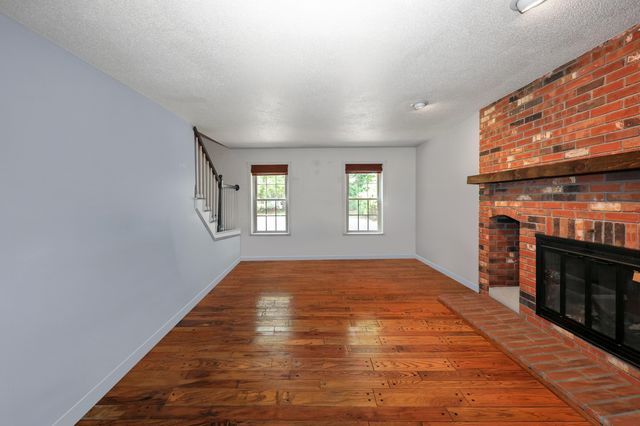 20 Christmas Tree Circle, Bedford, NH 03110