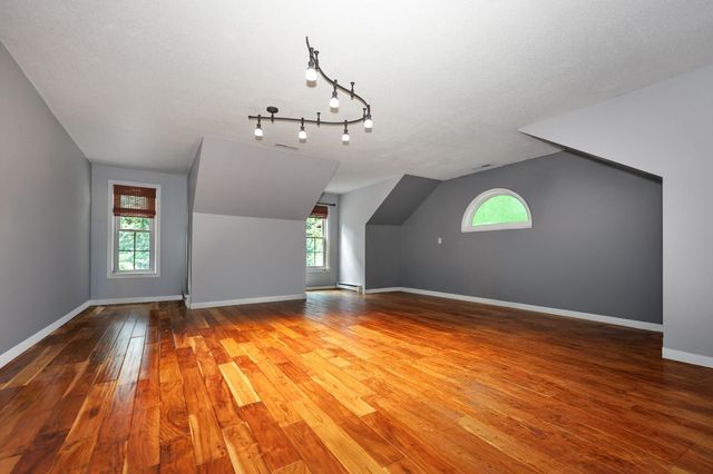 20 Christmas Tree Circle, Bedford, NH 03110