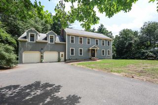 20 Christmas Tree Circle, Bedford, NH 03110