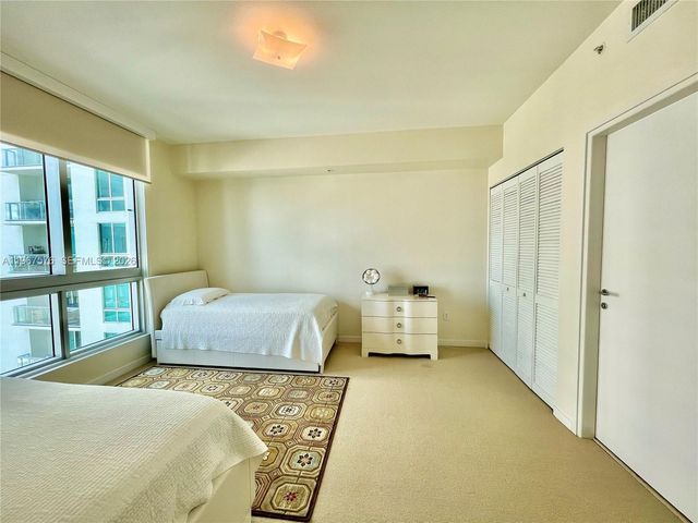 300 S Biscayne Blvd T-3403, Miami, FL 33131