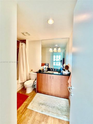 300 S Biscayne Blvd T-3403, Miami, FL 33131