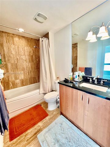 300 S Biscayne Blvd T-3403, Miami, FL 33131