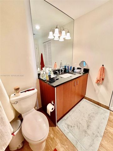 300 S Biscayne Blvd T-3403, Miami, FL 33131