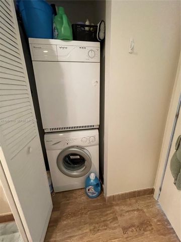 300 S Biscayne Blvd T-3403, Miami, FL 33131