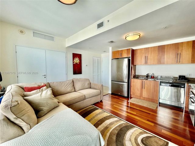 300 S Biscayne Blvd T-3403, Miami, FL 33131