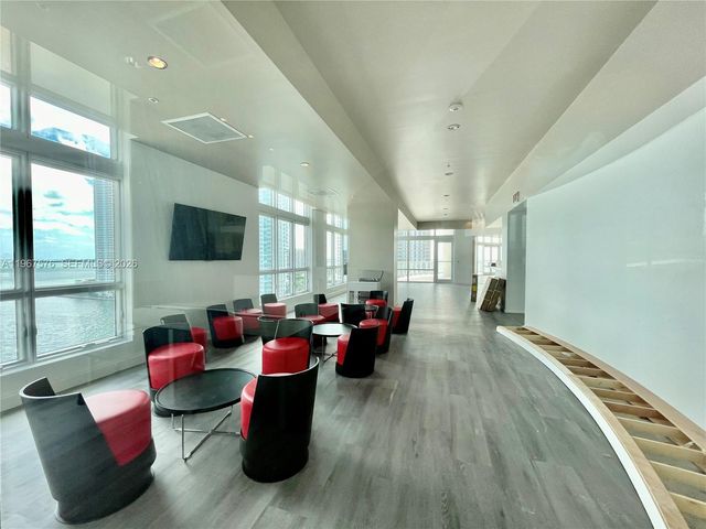 300 S Biscayne Blvd T-3403, Miami, FL 33131