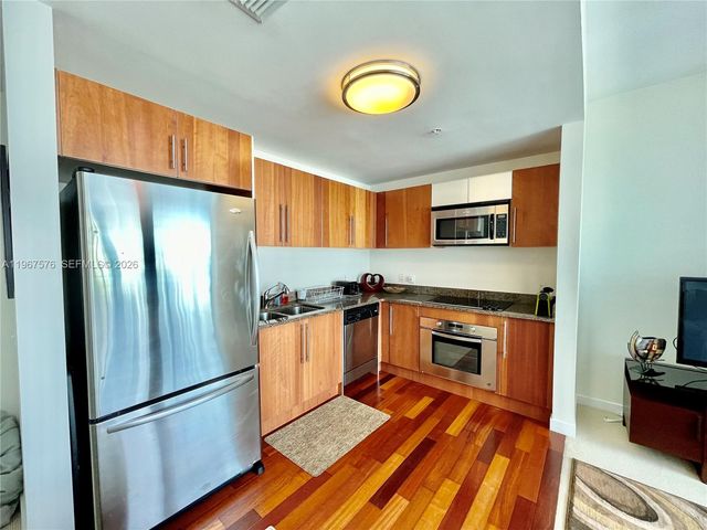 300 S Biscayne Blvd T-3403, Miami, FL 33131