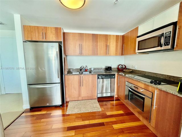 300 S Biscayne Blvd T-3403, Miami, FL 33131