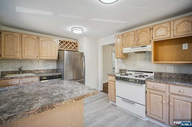 137 Closter Dock Road 2, Closter, NJ 07624