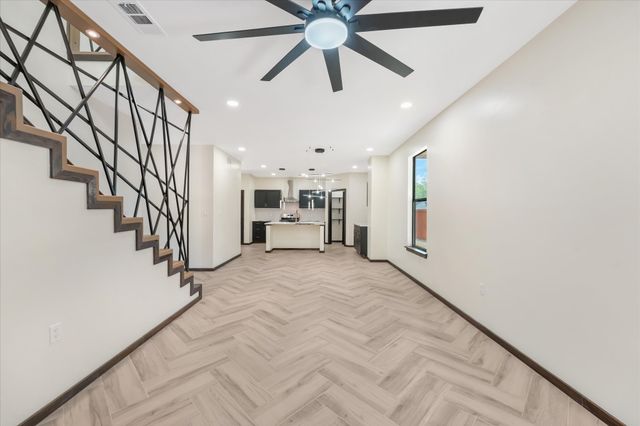 6027 Verde Way, Dallas, TX 75211