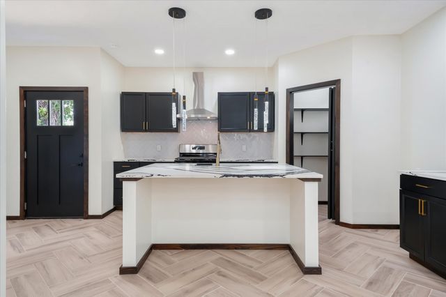 6027 Verde Way, Dallas, TX 75211